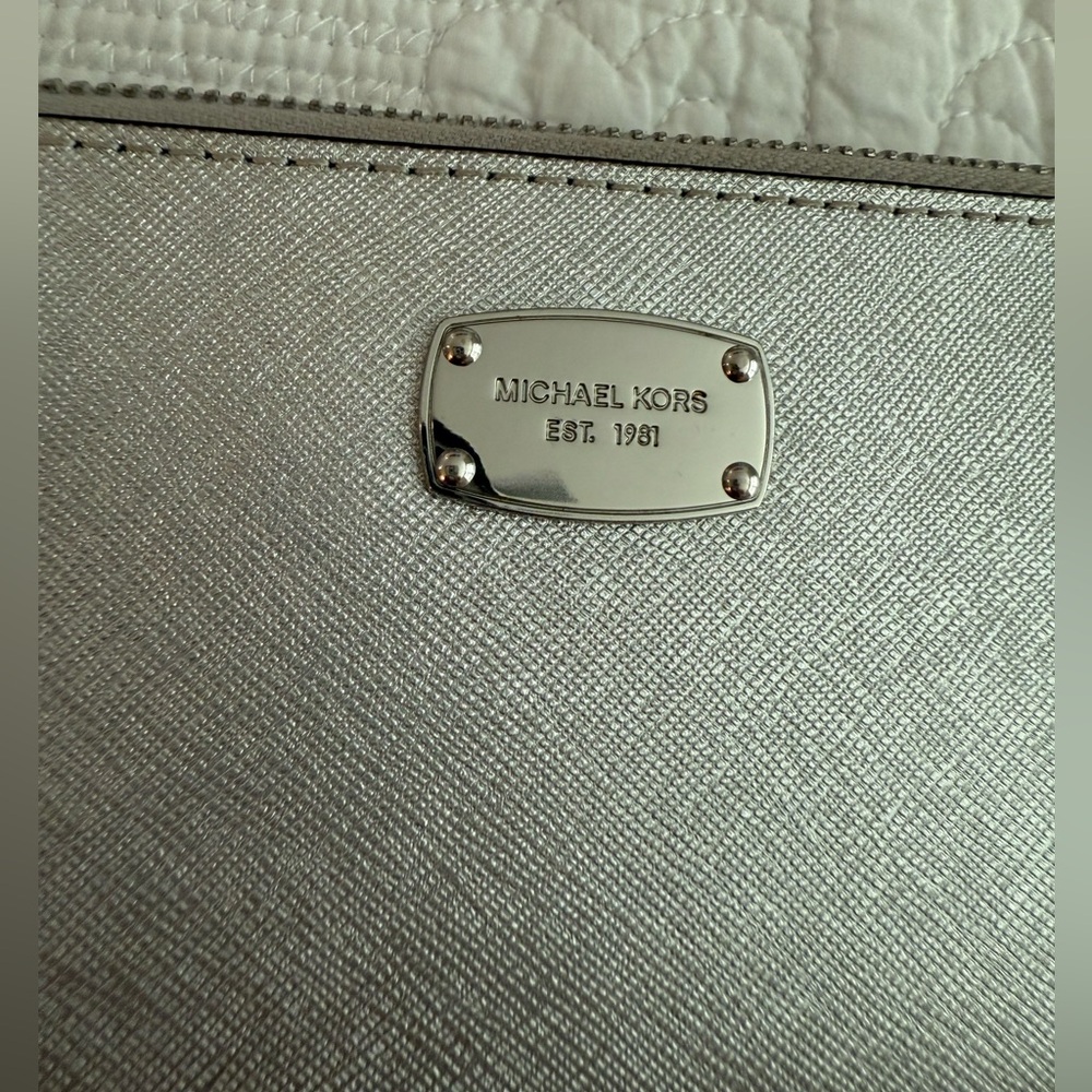 Michael Kors Zip Wallet - Picture 4 of 11